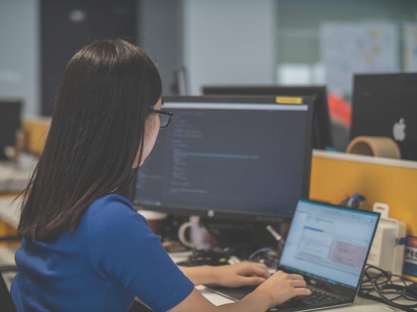 بيئة تفاعلية ثلاثية الأبعاد تعرض عناصر تصميم المستويات